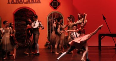 Bailarinos do Basileu França sobem ao palco do Teatro SESI, para interpretarem Carmen