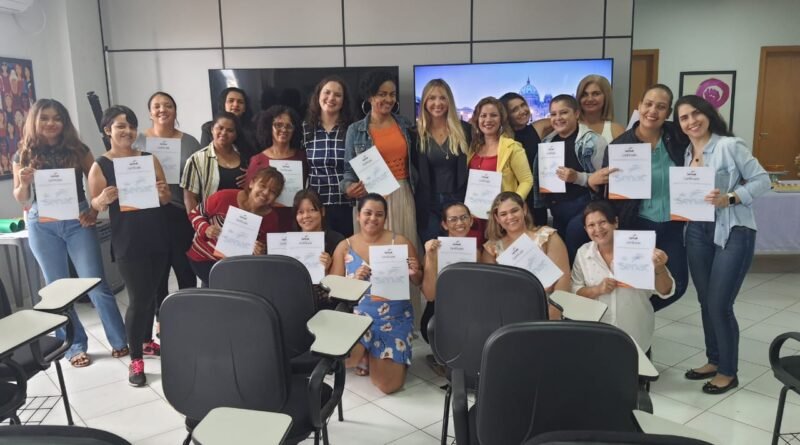 Prefeitura de Goiânia entrega certificados de cursos profissionalizantes para mulheres em situação de vulnerabilidade social