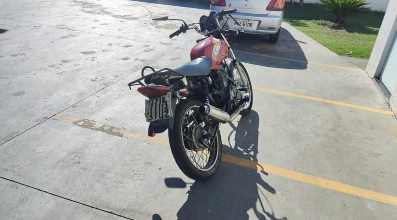 Motocicleta com 360 multas e quase 90 mil reais em débitos é apreendida pela SMM